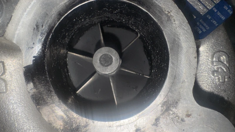 Oil build-up inside turbo inlet pipe caused by turbocharger oil leak