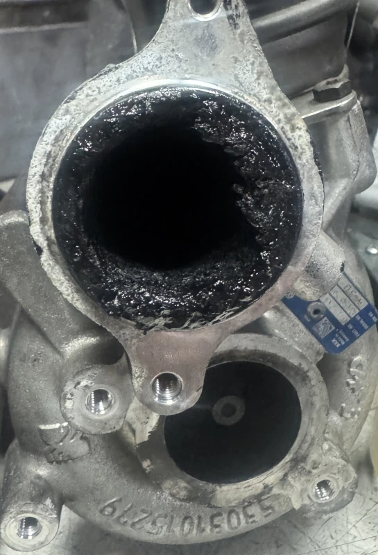 Oil contamination inside turbocharger causing turbo failure symptoms